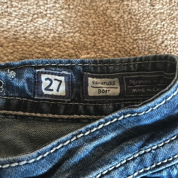 Low wasted signature boot cut Miss Me’s. 27” waist, 32” inseam. - Picture 5 of 5